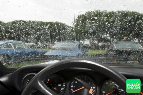 Những lưu ý khi điều khiển ôtô trong điều kiện trời mưa
