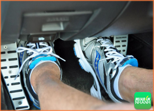 Mẹo hay hiệu quả tránh đạp nhầm chân ga và chân phanh cho người mới lái ôtô