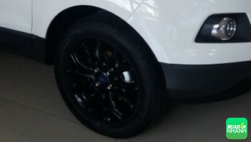 Xe Ford Ecosport Titanium Black Edition được trang bị vành đúc 16 inch sơn đen bóng. Ngoài ra, xe vẫn trang bị phanh đĩa phía trước, phanh tang trống phía sau cùng hệ thống phân phối lực phanh điện tử.