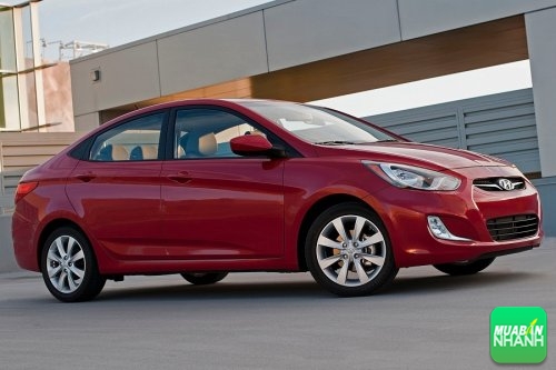  Revisión de Hyundai Accent Serie de sedán nueva, juvenil y dinámica